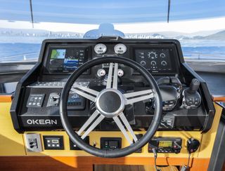 Okean 50 Fly, Helm Station