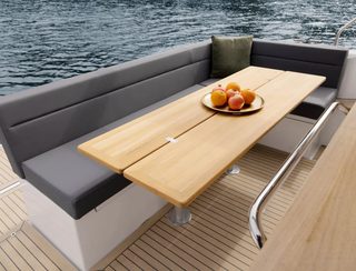 Sealine C335, Deck Area