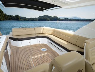 Sea Ray SLX 400, Deck Area