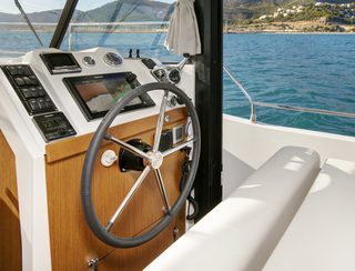 Beneteau Swift Trawler 35, Helm Station