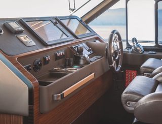 Azimut Magellano 66 Gen 1, Helm Station