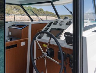 Beneteau Swift Trawler 30, Helm Station