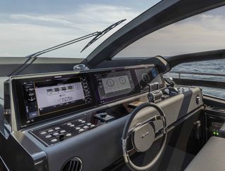 Riva 76&#039; Perseo Super, Helm Station