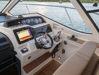 Sea Ray Sundancer 350 Gen 3, Helm Station