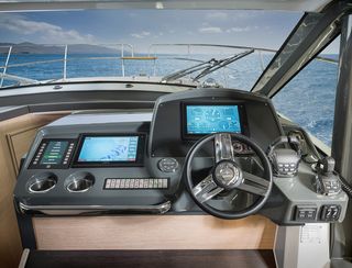 Bavaria R40 Coupé, Helm Station