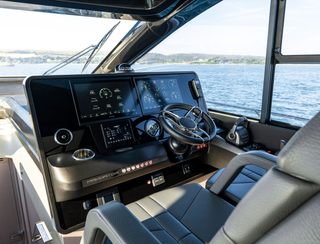 Sunseeker Predator 55 Gen 2, Helm Station