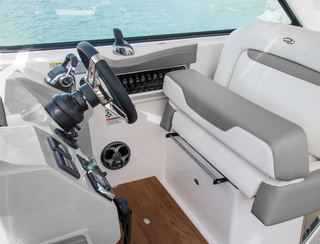 Regal 35 Sport Coupe, Helm Station