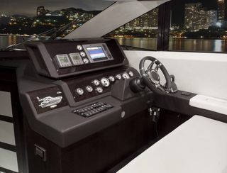 Galeon 420 Fly, Helm Station