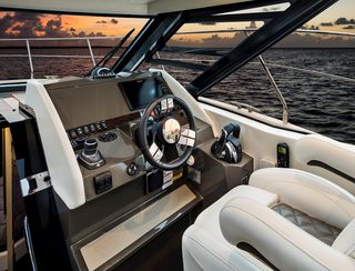 Carver C34 Coupe Mk2, Helm Station