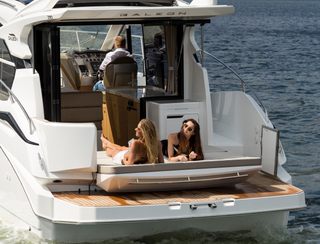 Galeon 370 HTC, Deck Area