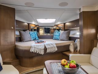 Sea Ray Sundancer 350 Coupe, Accommodation