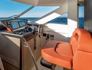 Monte Carlo Yachts MCY 70 Mk2, Helm Station