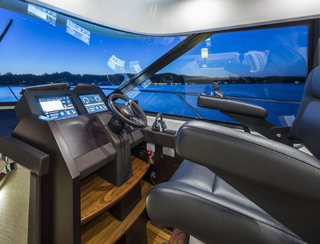 Tiara C53 Coupe, Helm Station