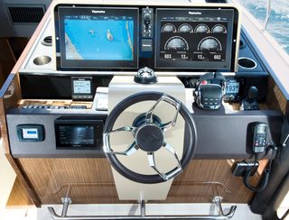 Sealine C530, Helm Station