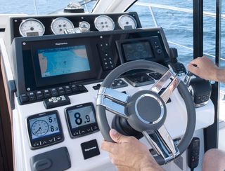 Sealine C330, Helm Station