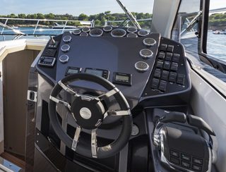 Galeon 365 HTS, Helm Station