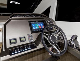 Galeon 470 Skydeck, Helm Station