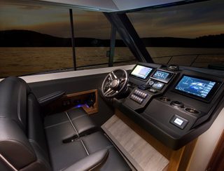 Riviera 395 SUV, Helm Station