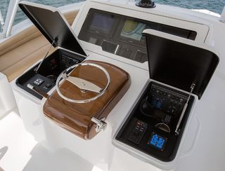 Viking 48C Mk3, Helm Station