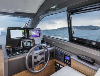 Ferretti 450, Helm Station