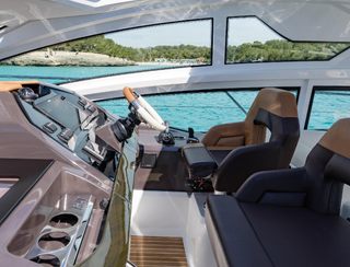 Beneteau Gran Turismo 46, Helm Station