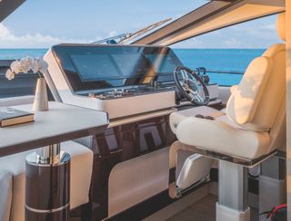 Azimut Grande 25 Metri, Helm Station