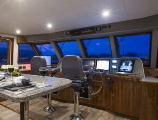 Outer Reef 860 Cockpit Motoryacht, Helm Station