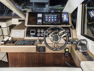 Galeon 560 Skydeck, Helm Station