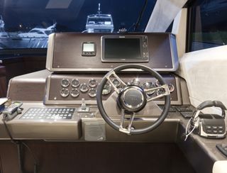 Galeon 430 Skydeck, Helm Station