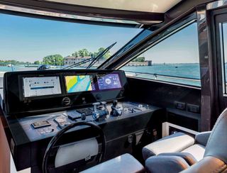 Ferretti 670, Helm Station