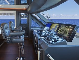 Ocean Alexander 28R Enclosed, Helm Station