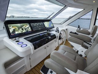 Aquila 70 Luxury, Helm Station