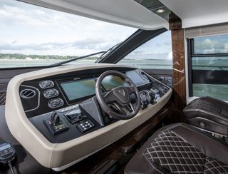 Fairline Squadron 68 Gen 2, Helm Station