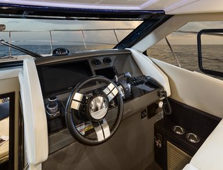 Carver C37 Coupe Gen 2, Helm Station