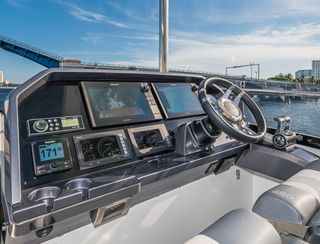 Galeon 680 Fly, Helm Station