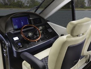 Palm Beach GT50 Express, Helm Station