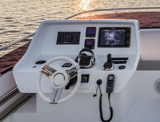 Numarine 62 Flybridge, Helm Station