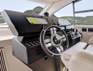 Azimut S7 Gen 2, Helm Station