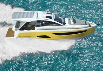 Sealine S390 running shot