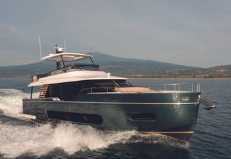 Azimut Magellano 60 starboard shoulder running shot