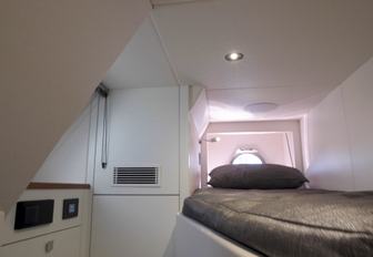 Sunseeker-88-Yacht-crew-bunk