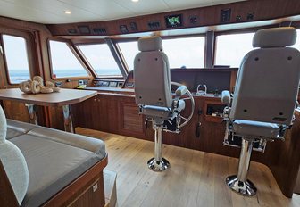 Outer Reef 830 Classic interior helm