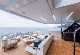 InFYnito 90 aft deck