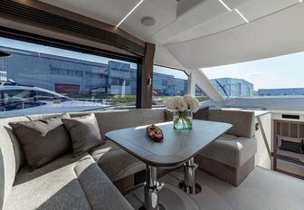 salon of Galeon 560 Fly