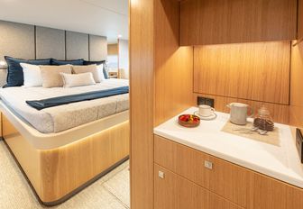 Riviera-58-Sports-Motor-Yacht-Owner-breakfast-cubby