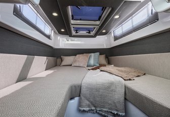 Axopar 37XC Cross Cabin 