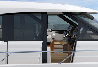 Tiara EX54 side deck to helm station