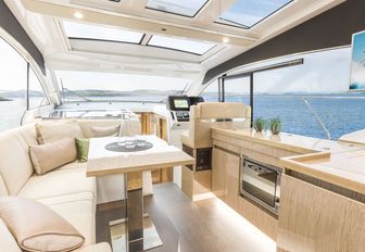 Coupe salon on the Sealine C390