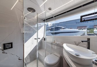 ensuite facilities of Galeon 560 Fly