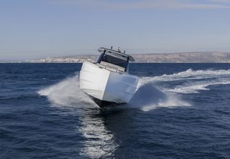 Astondoa 377 Coupe bow running shot